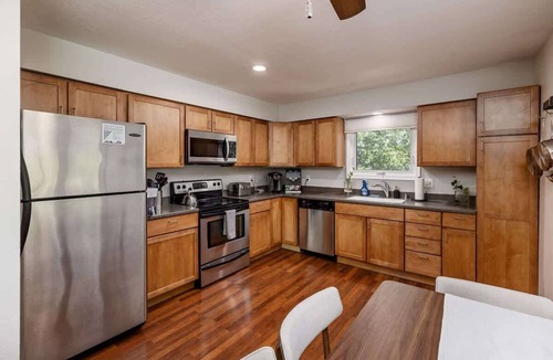 Downtown Anchorage Apartment | Artistic downtown 2br king bed