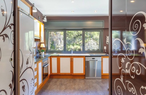 La Margineda Apartment | Artistic Duplex with Terrace, 10 min City Center