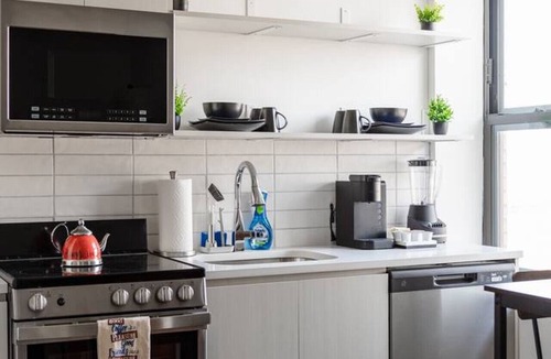 Uptown Apartment | Artistic Loft Rooftop | 13 mins DT | 4 mins Lake