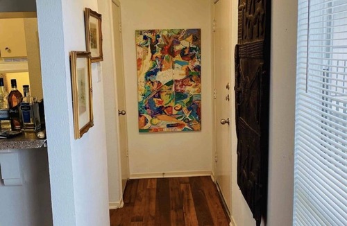 Turtle Creek Apartment | Artistic Uptown STUDIO in West Village on Katy Trail..!