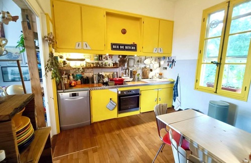 Saint-Henri Apartment | Artists' house. Wide sea and harbor views. And garden with chalet