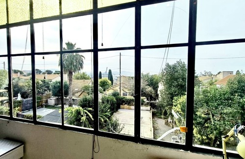 Saint-Henri Apartment | Artists' house. Wide sea and harbor views. And garden with chalet