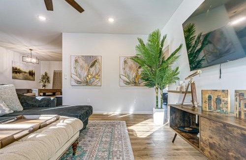 Durham House | Artist’s Retreat w/Deck! 5 Mi to Dtwn Durham