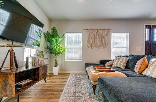 Durham House | Artist’s Retreat w/Deck! 5 Mi to Dtwn Durham