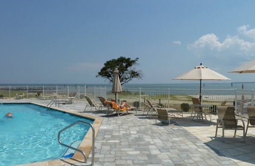 Windmill Point Apartment | Artist’s Windmill Pt Condo|Sunset&Pool Relaxation