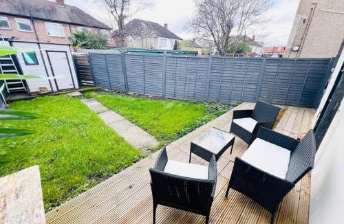 Enfield Highway Apartment | Artlounge-2 Bed Garden Free Parking