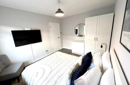 Enfield Highway Apartment | Artlounge-2 Bed Garden Free Parking