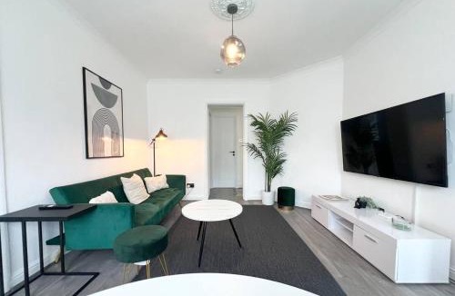 Enfield Highway Apartment | Artlounge-2 Bed Garden Free Parking