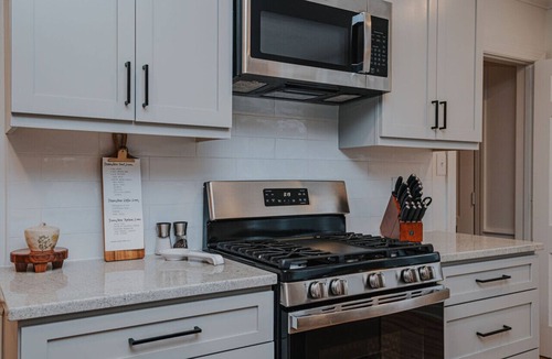 Old Irving Park Apartment | Artopia Retreat House