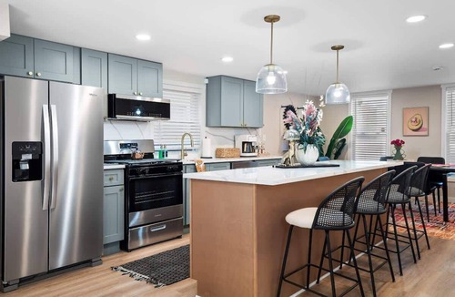 Detroit - Shoreway House | Arts District - Walk to Restaurants, Bars-Sleeps 8