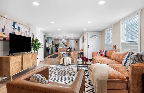 Detroit - Shoreway House | Arts District - Walk to Restaurants, Bars-Sleeps 8