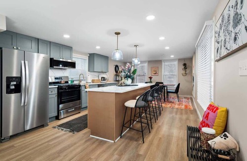Detroit - Shoreway House | Arts District - Walk to Restaurants, Bars-Sleeps 8