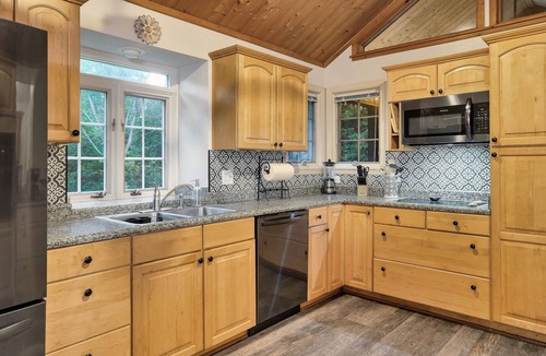 Hidden Hills Cottage | Arts District★Theatre★Arcade★Hot Tub★5 min to Downtown