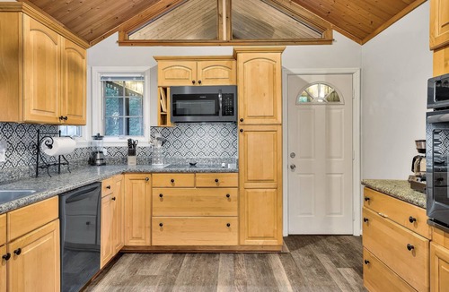 Hidden Hills Cottage | Arts District★Theatre★Arcade★Hot Tub★5 min to Downtown