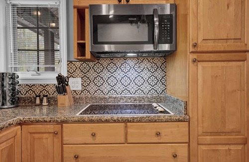 Hidden Hills Cottage | Arts District★Theatre★Arcade★Hot Tub★5 min to Downtown