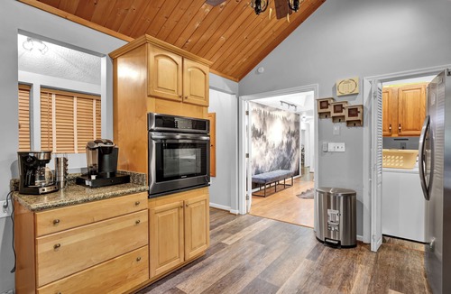 Hidden Hills Cottage | Arts District★Theatre★Arcade★Hot Tub★5 min to Downtown