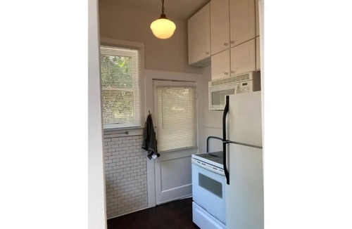 Junius Heights House | Artsy, Cheerful 1 bedroom Bungalow with Patio