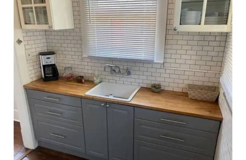 Junius Heights House | Artsy, Cheerful 1 bedroom Bungalow with Patio