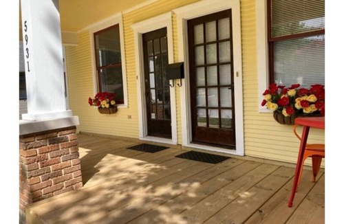 Junius Heights House | Artsy, Cheerful 1 bedroom Bungalow with Patio