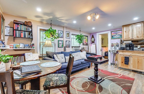 Scotrun Cottage | Artsy Cottage in Scotrun w/Studio Space & Hot Tub