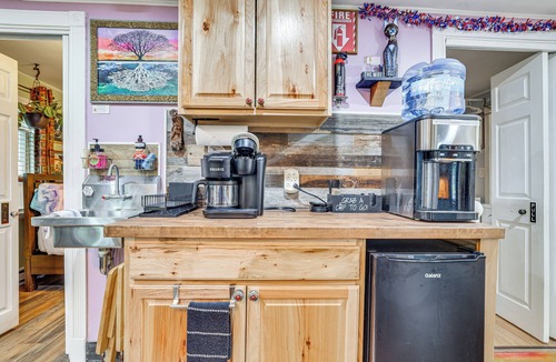 Scotrun Cottage | Artsy Cottage in Scotrun w/Studio Space & Hot Tub