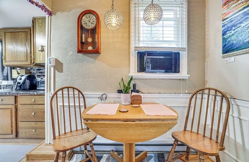 Scotrun Cottage | Artsy Cottage in Scotrun w/Studio Space & Hot Tub