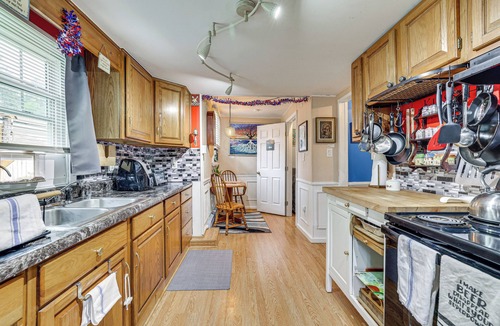 Scotrun Cottage | Artsy Cottage in Scotrun w/Studio Space & Hot Tub