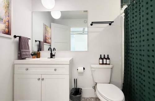 Norris Square Apartment | Artsy/Cozy/King Bed/Gym/Elevator