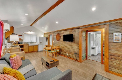 Chestnut House | Artsy East Austin Hideaway
