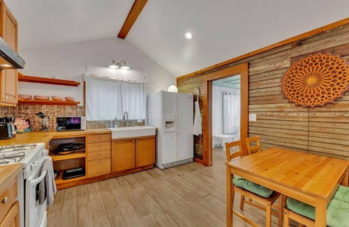 Chestnut House | Artsy East Austin Hideaway