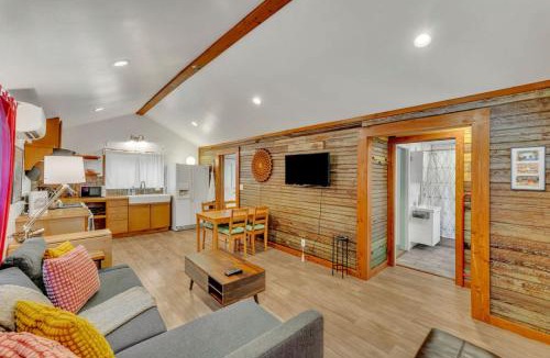 Chestnut House | Artsy East Austin Hideaway