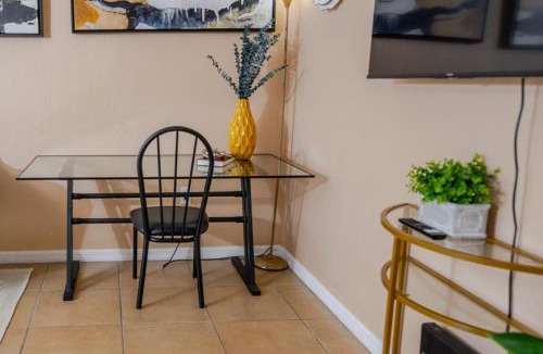 Arlington Park Apartment | Artsy Getaway With Vibrant Design Flair