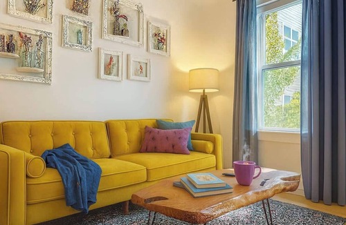 Norris Square Apartment | Artsy I Cozy I King Bed | Gym | Elevator
