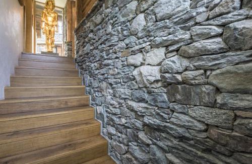 Bagnes Ski Chalet | Artsy Luxurious Ski-In-Out-Chalet