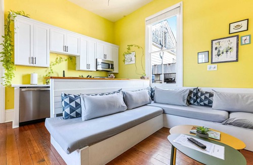 East Riverside Apartment | Artsy Magazine St | Grand Balcony | Great Location