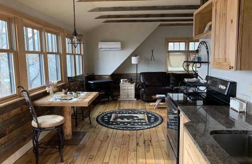 Skyland Bed & Breakfast | ARTSY MOUNTAIN VIEW LOFT