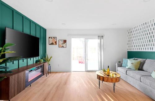 South Lamar Apartment | Artsy Pad by S Lamar - Soco with Patio