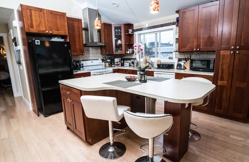 Kingsland House | ArtsyCentral 4King BR Home w/AC, Hot Tub, Fenced yd