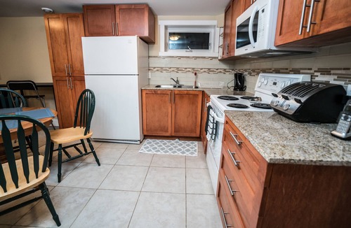 Kingsland House | ArtsyCentral 4King BR Home w/AC, Hot Tub, Fenced yd