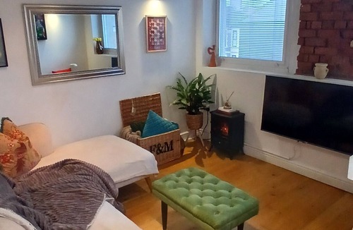 Canton Apartment | Arty loft in central cardiff