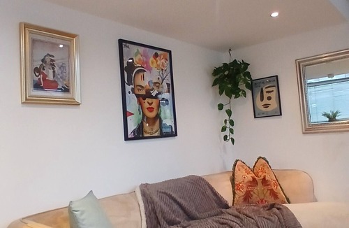 Canton Apartment | Arty loft in central cardiff