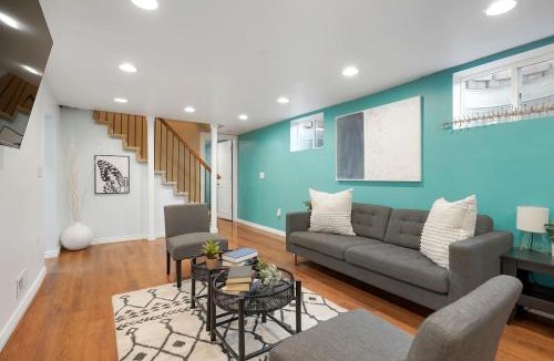Arvada Plaza Area House | Arvada home w hot tub & BBQ