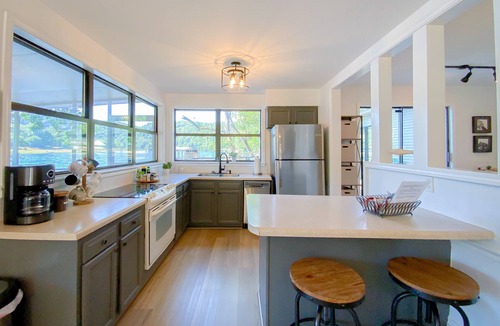 Flippin House | As close to the water as you can get! Updated and relaxing!