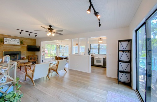 Flippin House | As close to the water as you can get! Updated and relaxing!