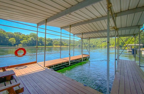 Flippin House | As close to the water as you can get! Updated and relaxing!