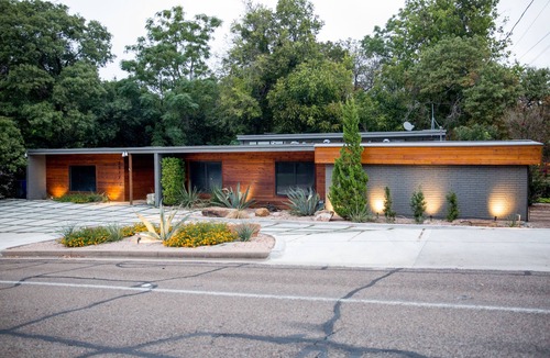 Mountainview House | As seen on Fixer Upper - Stay in The Fabulous Waco Mid Century Modern Home!