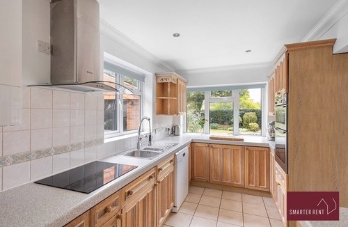 Aldershot House | Ash - Garden, Parking, Pets Welcome