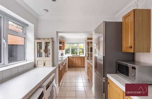 Aldershot House | Ash - Garden, Parking, Pets Welcome