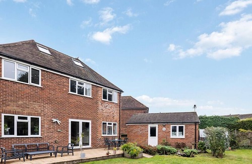 Aldershot House | Ash - Garden, Parking, Pets Welcome