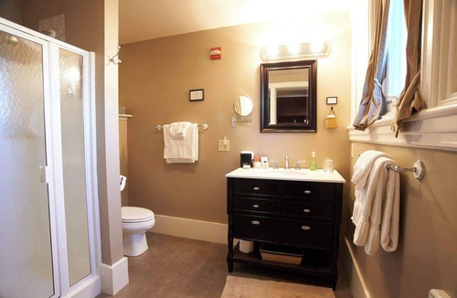 Corey Square Bed & Breakfast | Ash Street Inn 207 Su